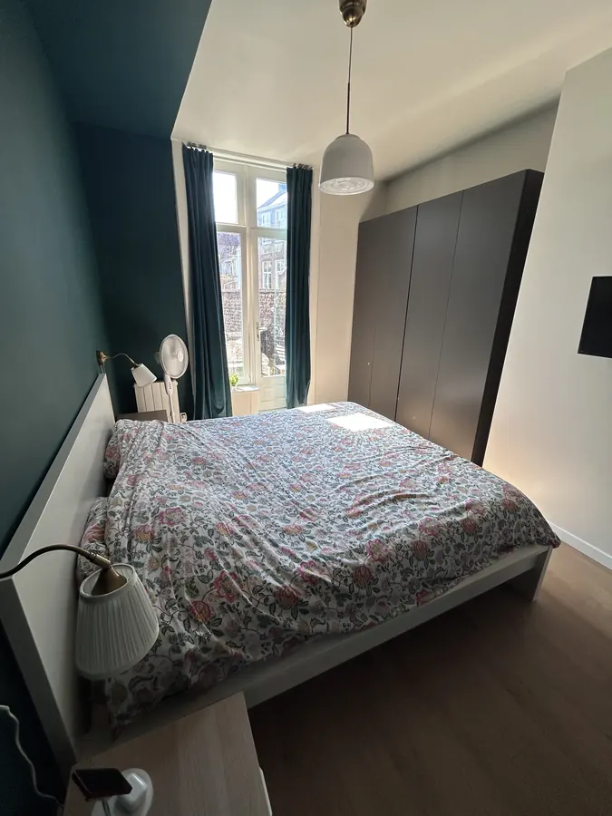 Chambre 1 avec son dressing sur mesure à porte coulissante