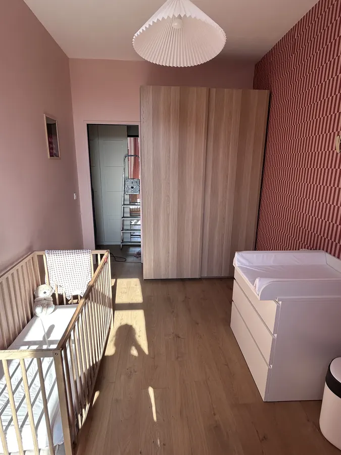 Deuxième chambre lumineuse avec parquet et grand placard