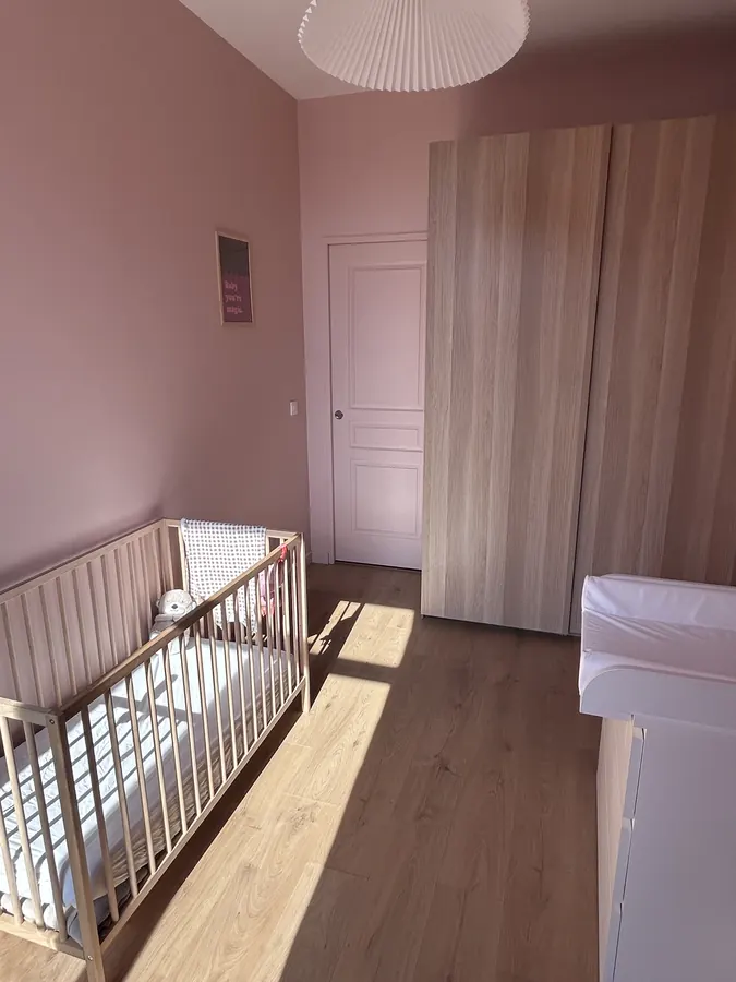 Chambre 2 avec ses deux dressings sur mesure toute hauteur