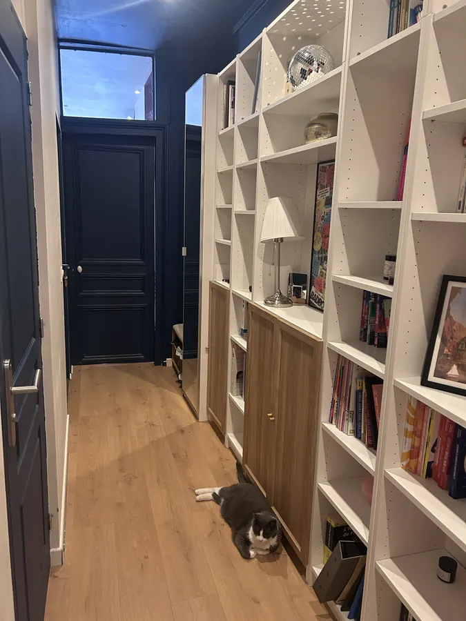 Le couloir d'entrée et ses rangements sur mesure, plafond bleu nuit