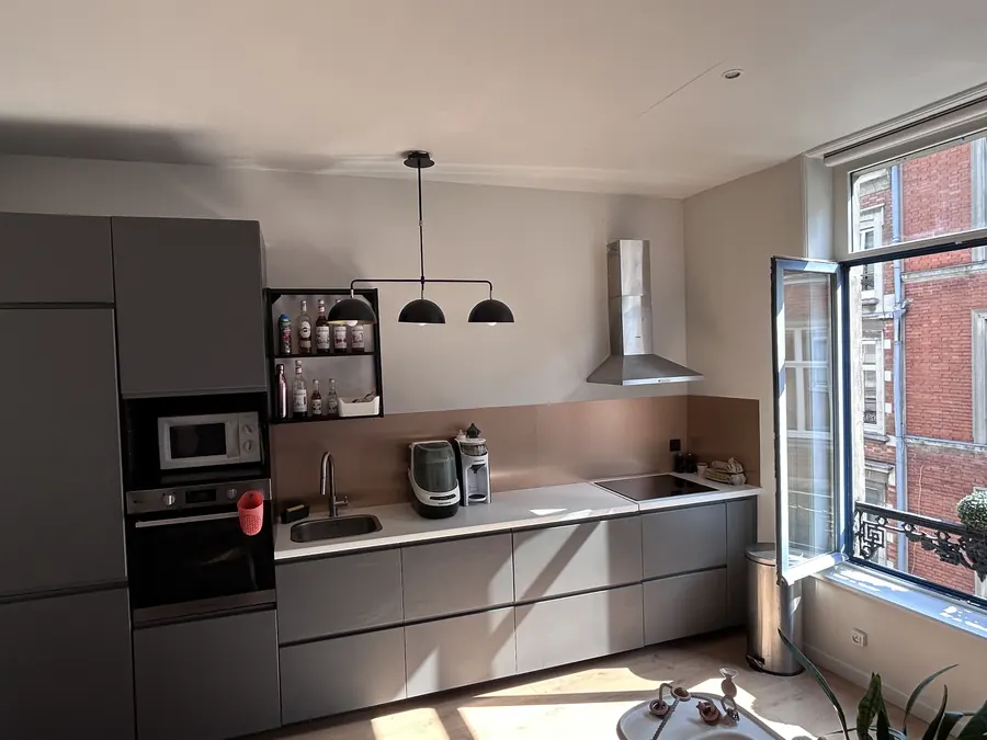 Cuisine équipée neuve avec four en hauteur, micro-ondes, plaque à induction et hotte