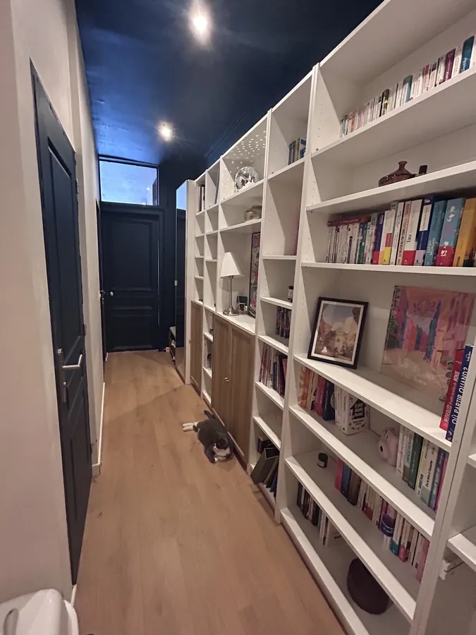 Long couloir d'entrée avec 3,6 mètres linéaires de bibliothèque sur mesure