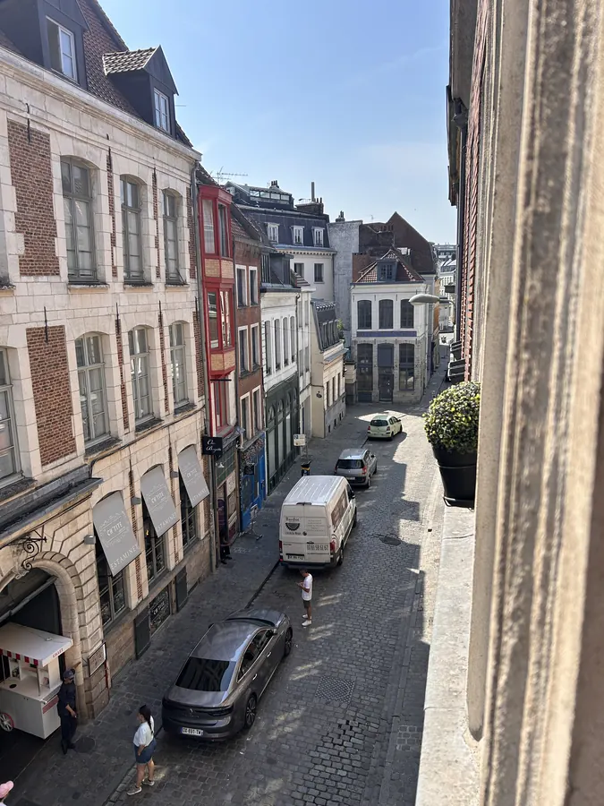 La rue des Bouchers vue d'en haut, pavés et façades du Vieux-Lille