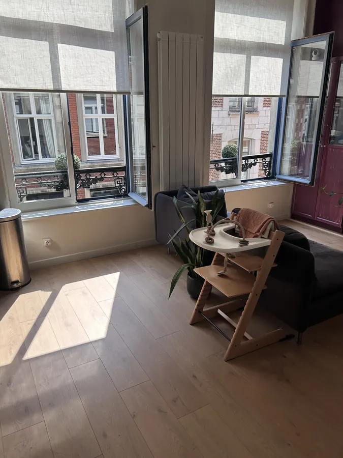 Lumière traversant le séjour en fin de journée