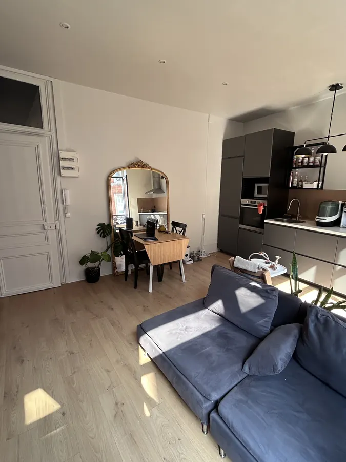 Le séjour vu depuis la fenêtre, en direction de l'entrée et de la cuisine
