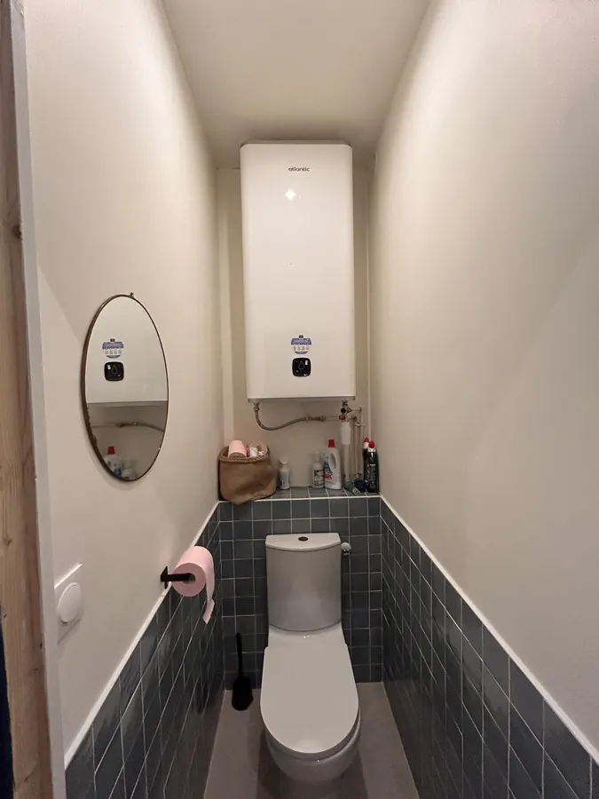 WC séparés carrelés avec chauffe-eau extra-plat connecté